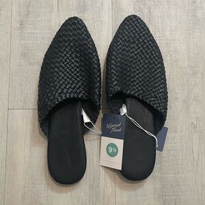 NWTUniversal Thread Black Woven Mules
